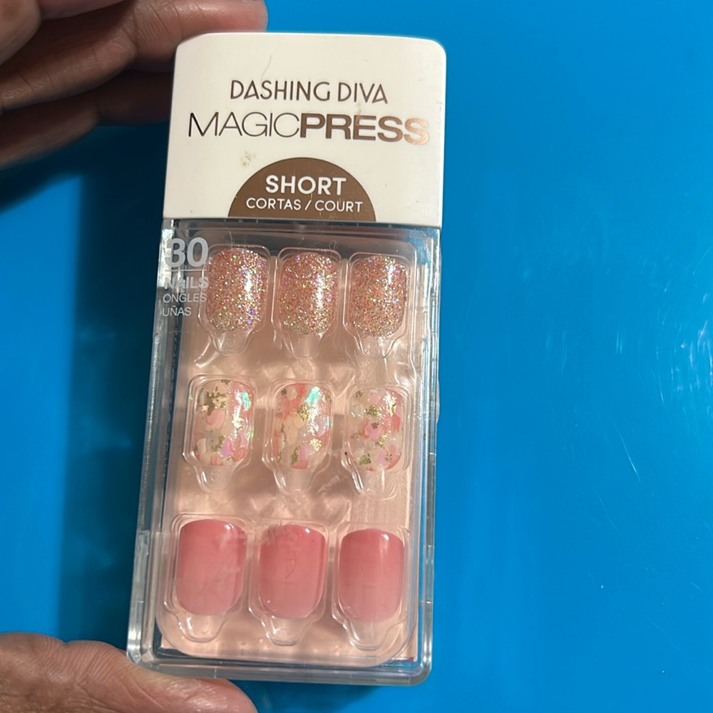 Dashing Diva Press On nails. NEW